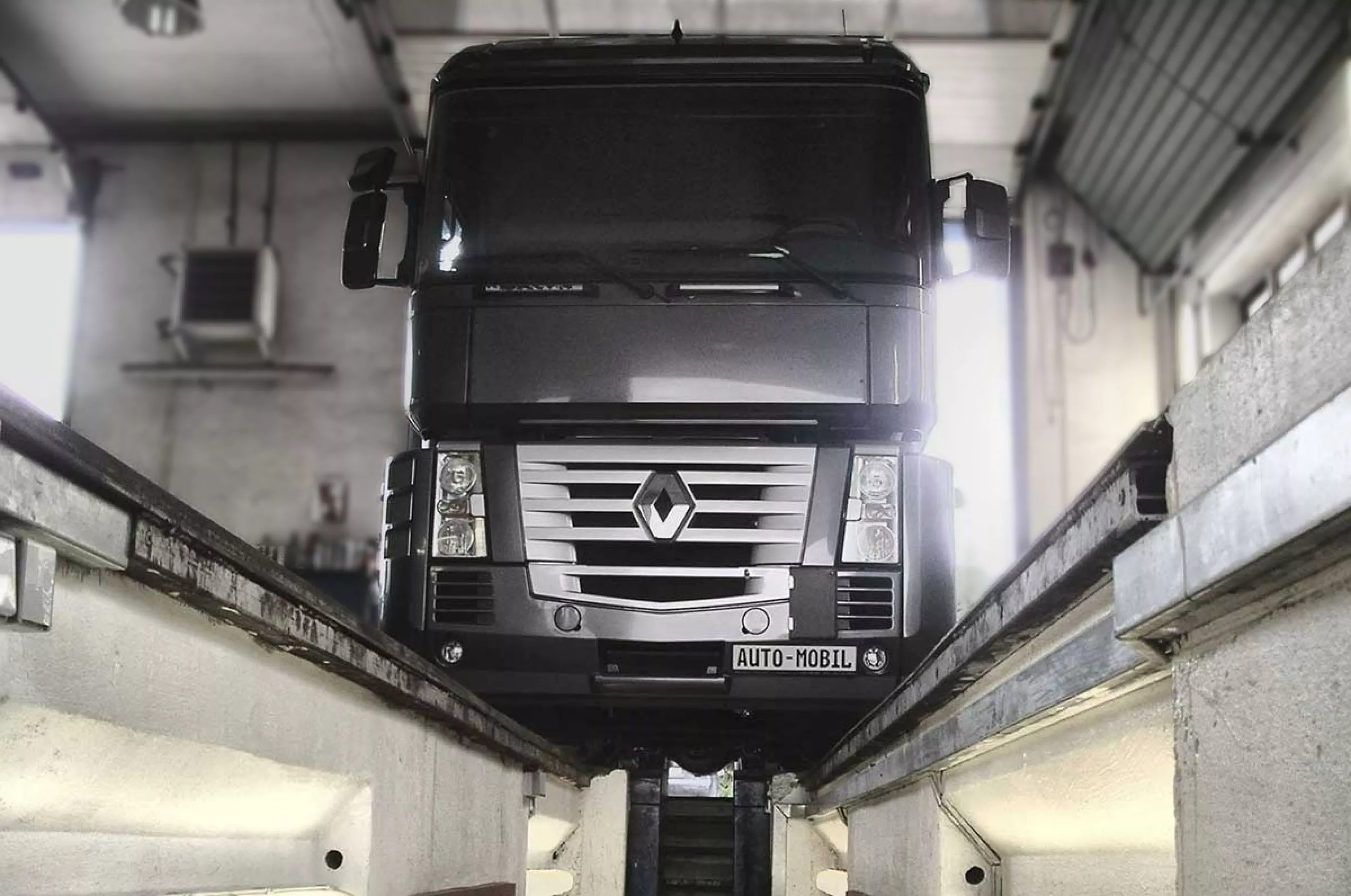 LKW auf Grube