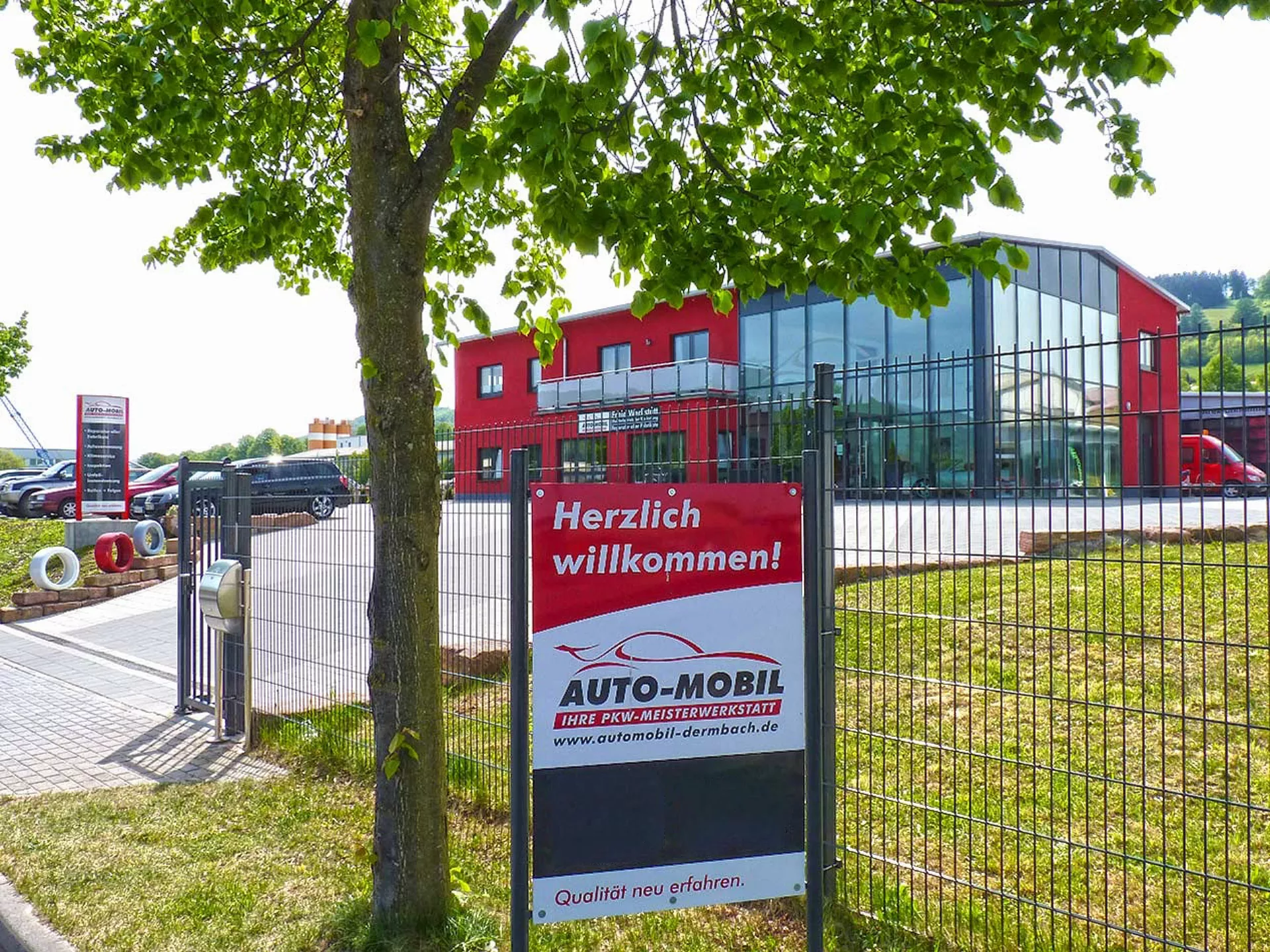 Automobil Dermbach Ansicht von der Straße